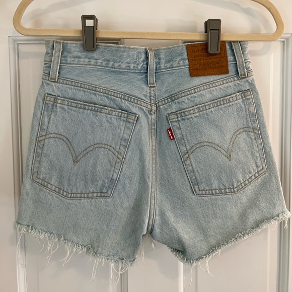 Levi Wedgi Jean shorts - Picture 2 of 3